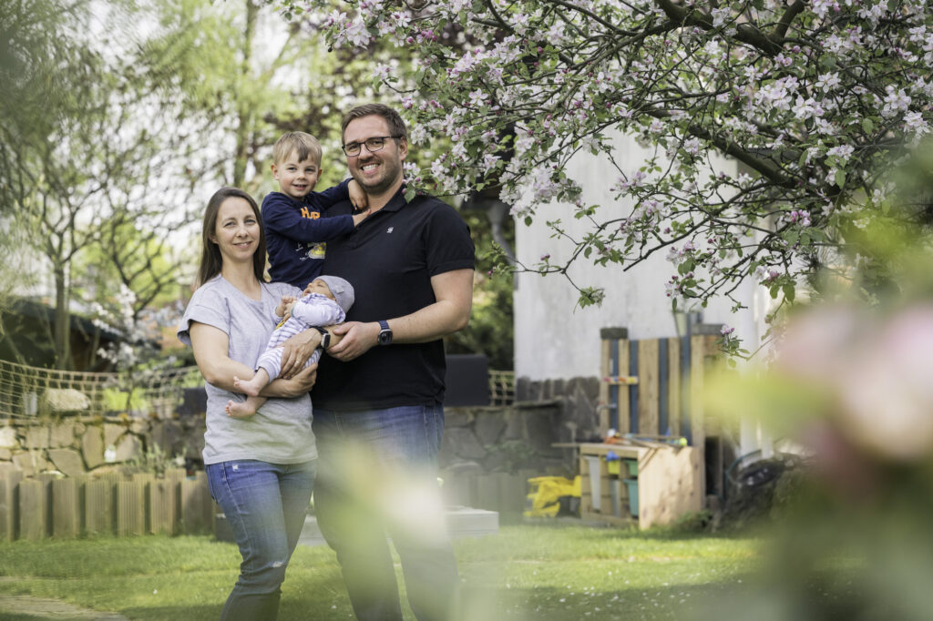Familienfoto von Familie Lackmann im Garten, Bottrop, NRW, Ruhrgebiet, Über mich